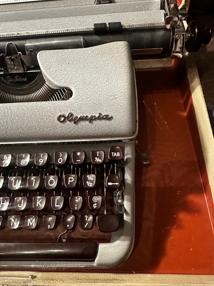 Olympia 1958 SM3 grey Typewriter with Case