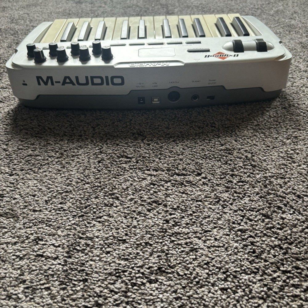 M-Audio Oxygen 8 v2 MIDI USB Keyboard Controller 25-Key Compact Great Condition