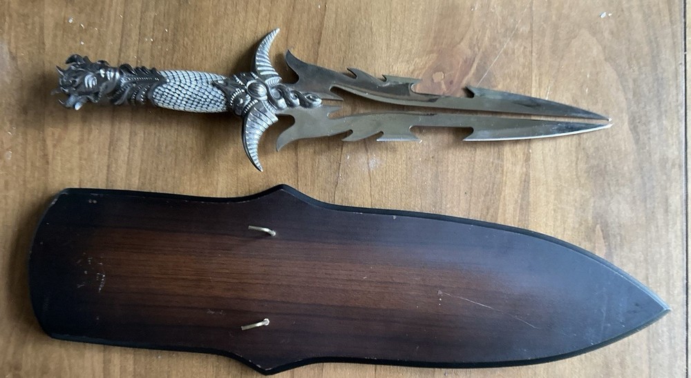 Kit Rae Dagger UC1142 with Mounting Plaque