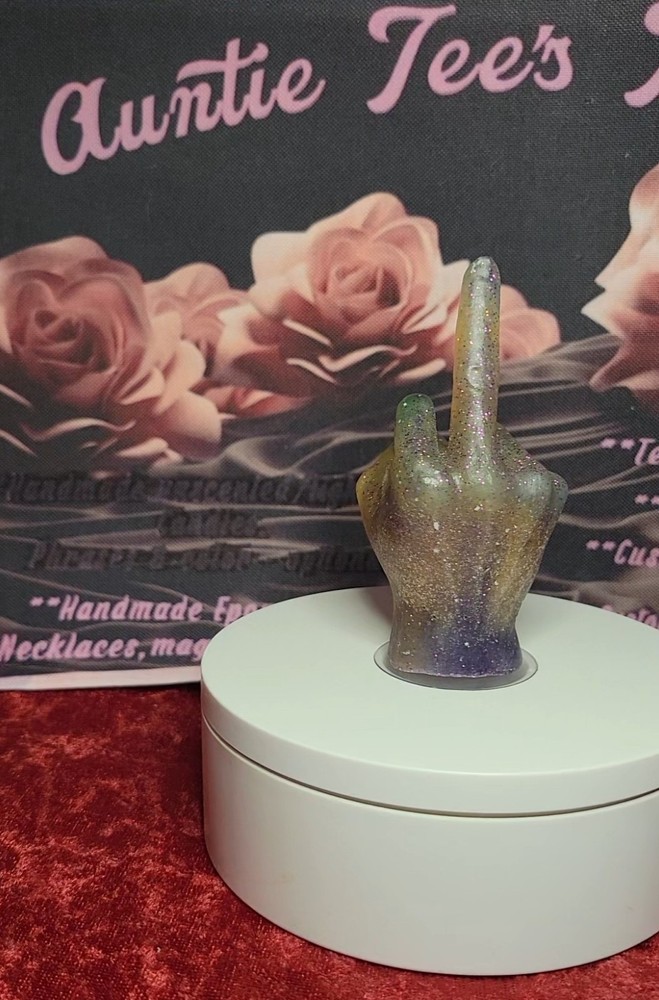Resin art middle finger