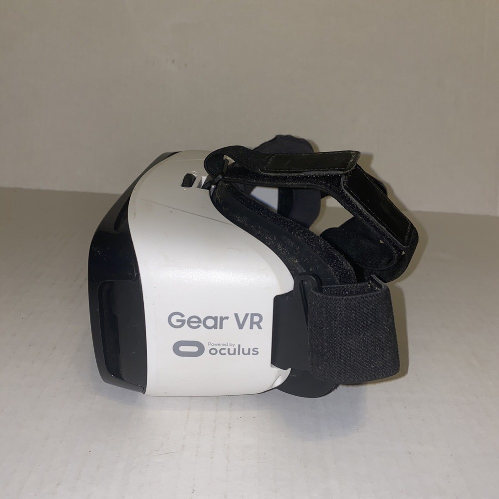 Samsung Gear VR SM-R322 Headset & Controller Powered by Oculus