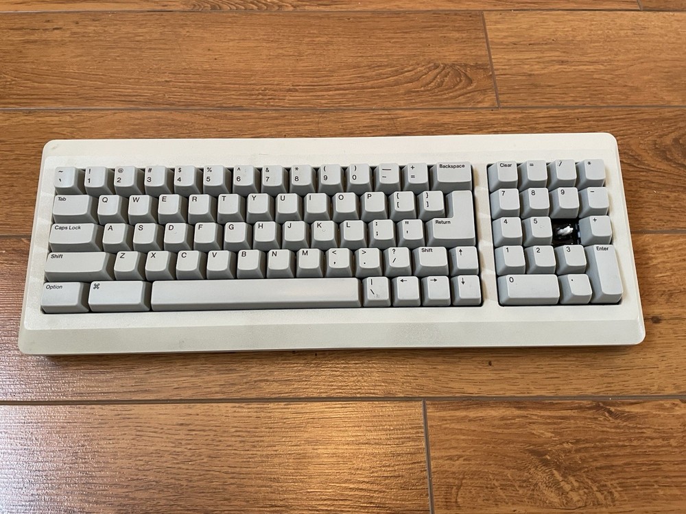 VINTAGE APPLE KEYBOARD M0110A UNTESTED MISSING 1 KEY