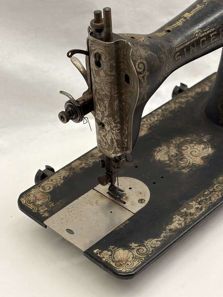 ANTIQUE SINGER SEWING MACHINE