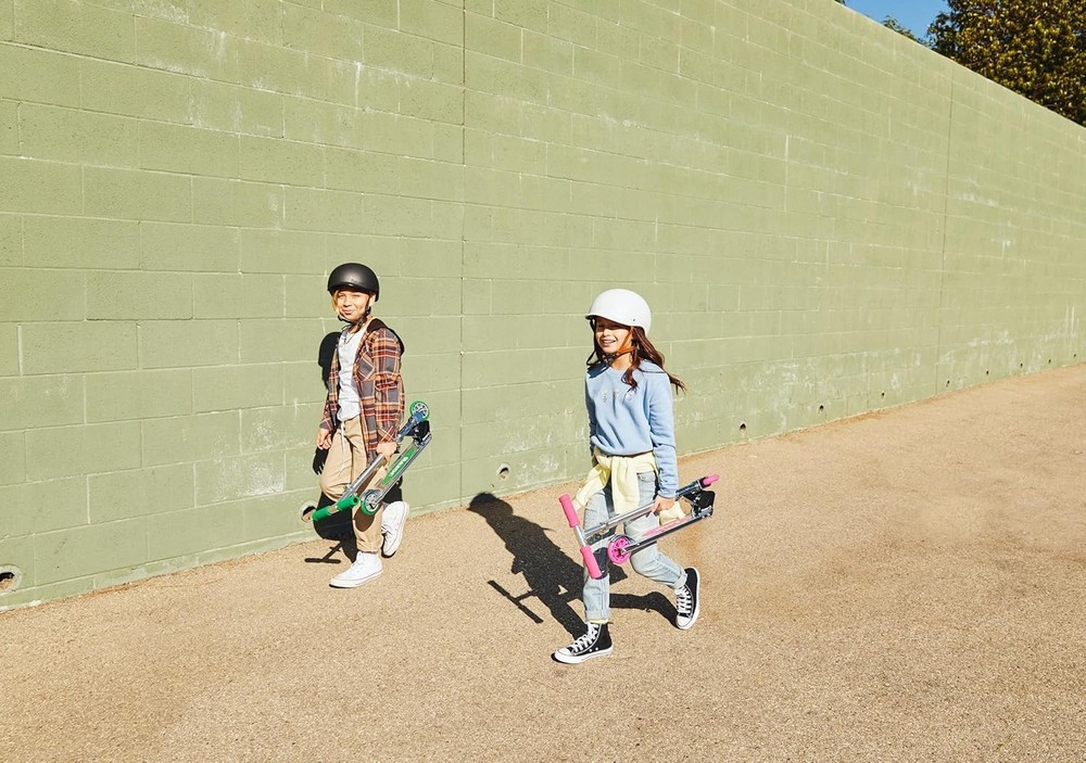 Kids Kick Scooter with Adjustable Handlebars Lightweight Foldable Aluminum Frame