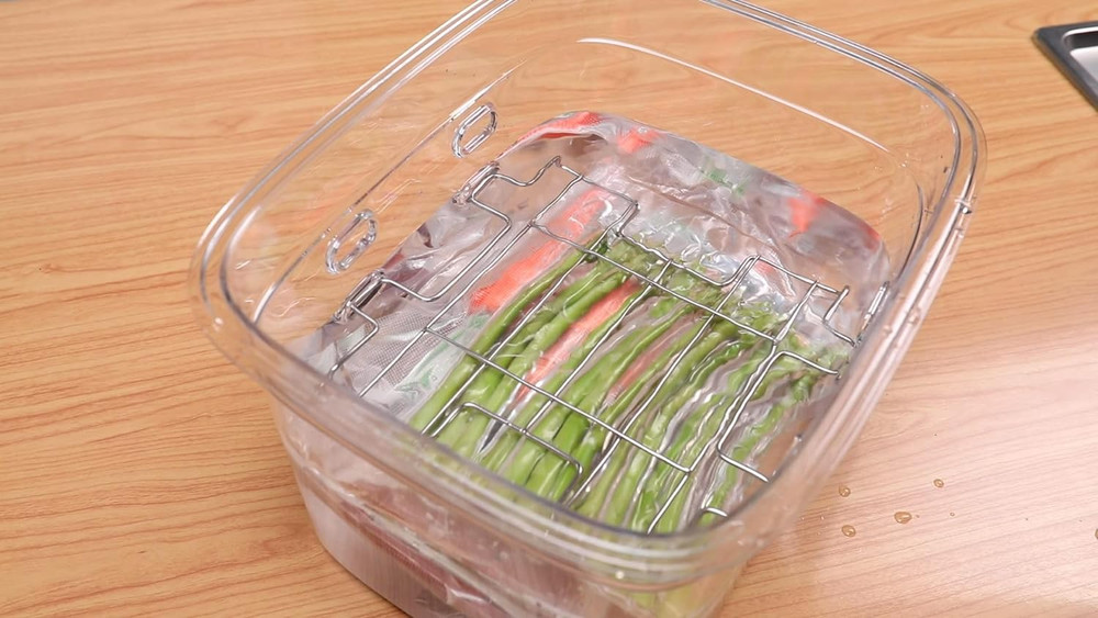 Versatile 12-Quart Sous Vide Container with Built-In Rack and Collapsible Hinged