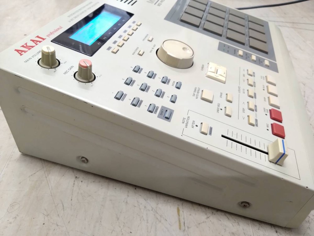 AKAI professional MPC2000 MIDI Production Center Drum Machine Sampling Sampler