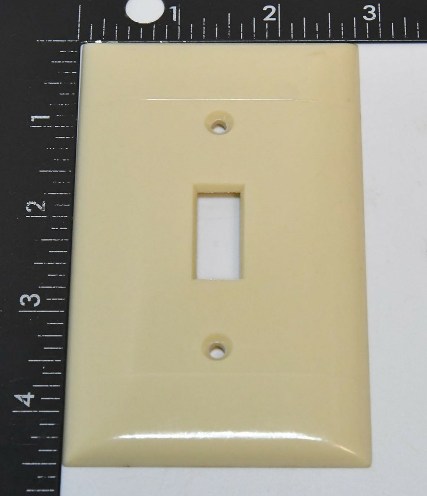 VINTAGE SIERRA IVORY BAKELITE SINGLE TOGGLE LIGHT SWITCH PLATE NOS