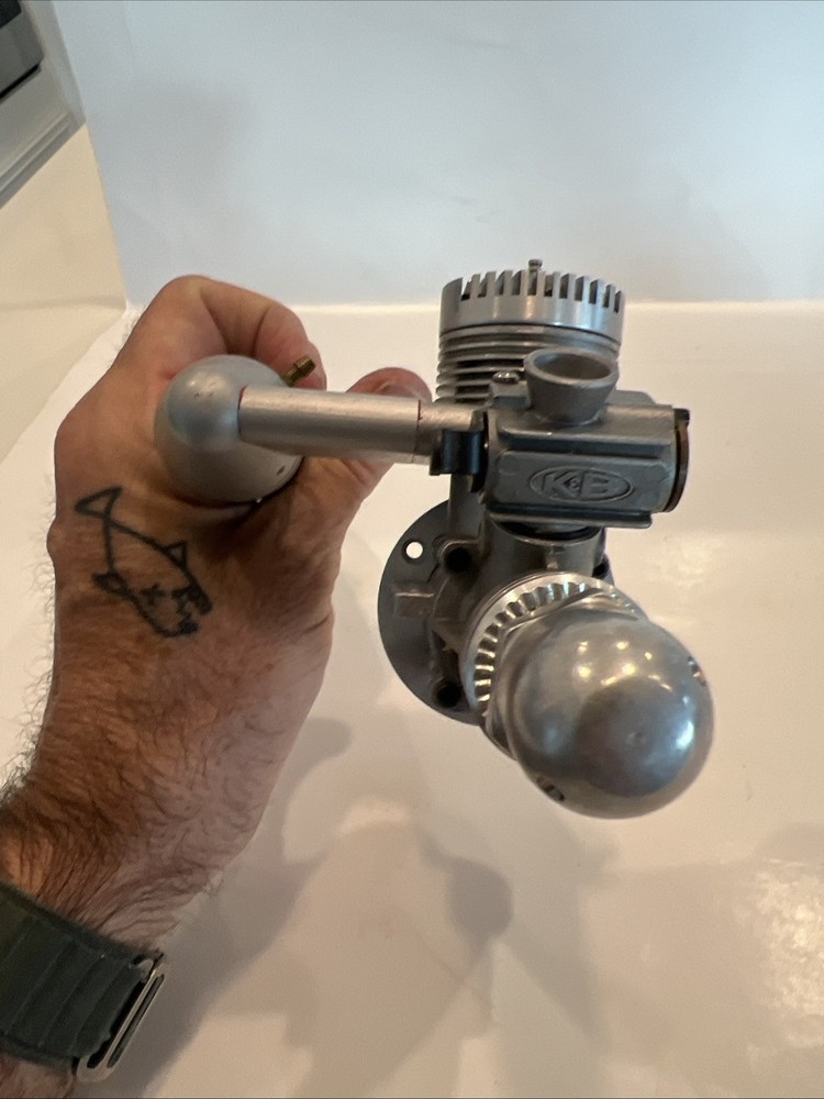 K&B 40 R/C Model Airplane Glow Engine with Muffler