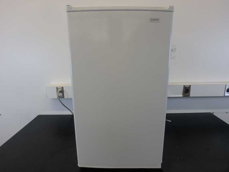 SANYO SR-366W Mini Compact Undercounter Refrigerator