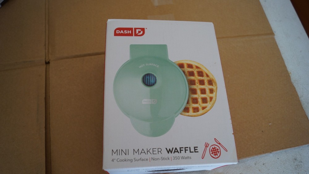Dash Waffle Maker Mini Green 4" Non Stick   350 watts NEW