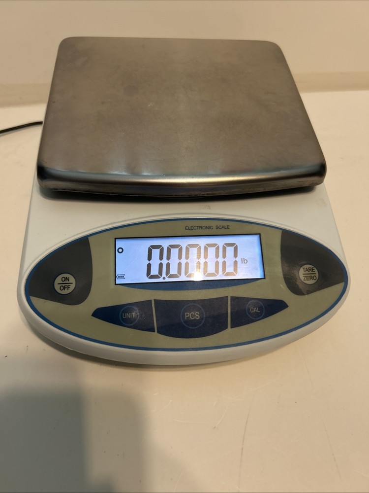 High Performance Electronic Balance Lab Analytical Scale 5000g / 0.1g Used