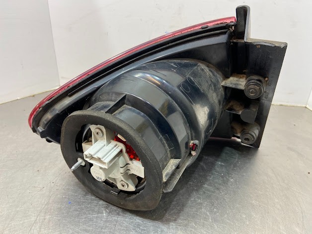 2006 SEAT ALTEA DRIVERS SIDE RIGHT OUTER REAR LIGHT REF: BG40