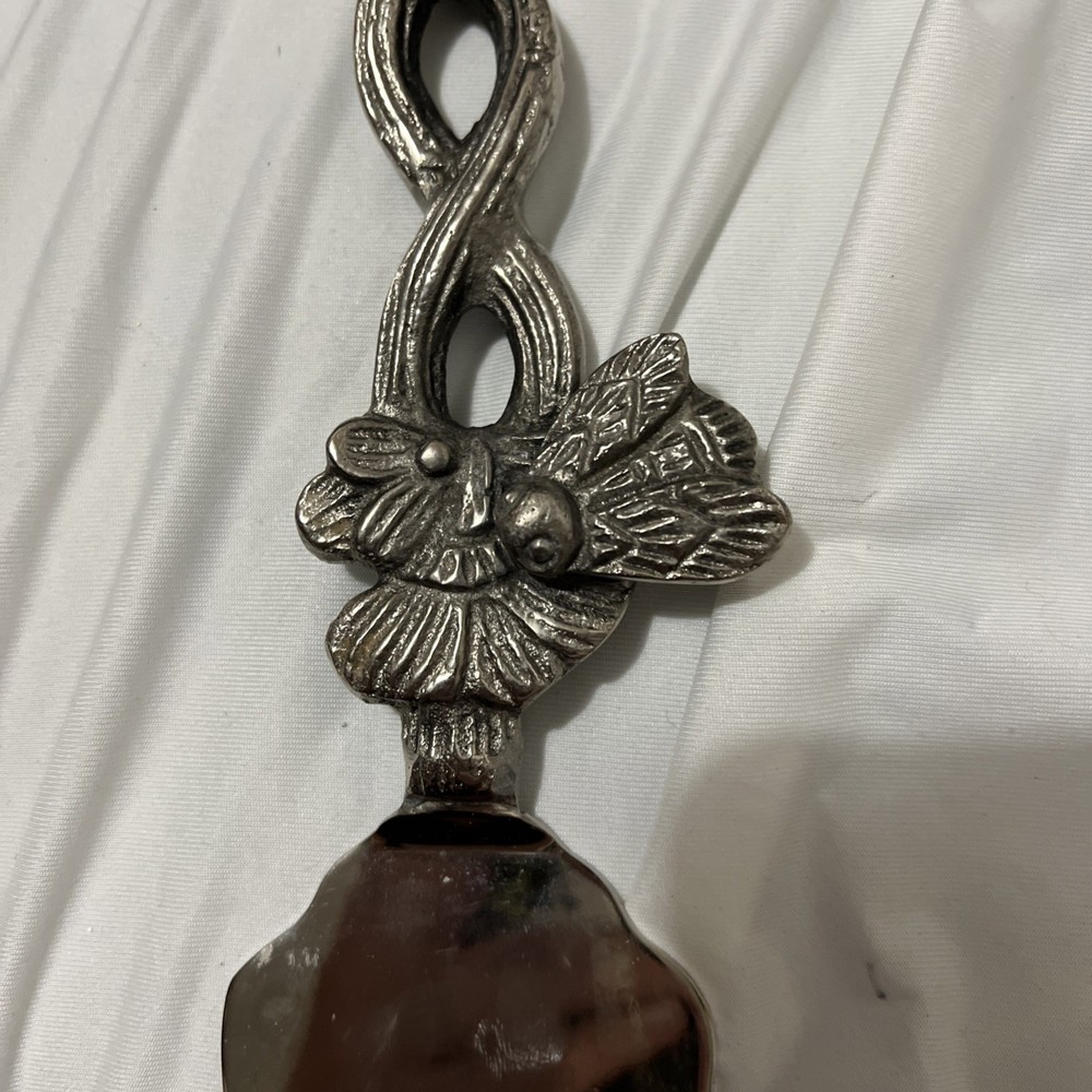 bee and flower pie knife