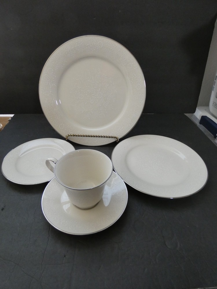 NORITAKE AFFECTION 10 PIECE 2 PLACE SETTINGS 7192