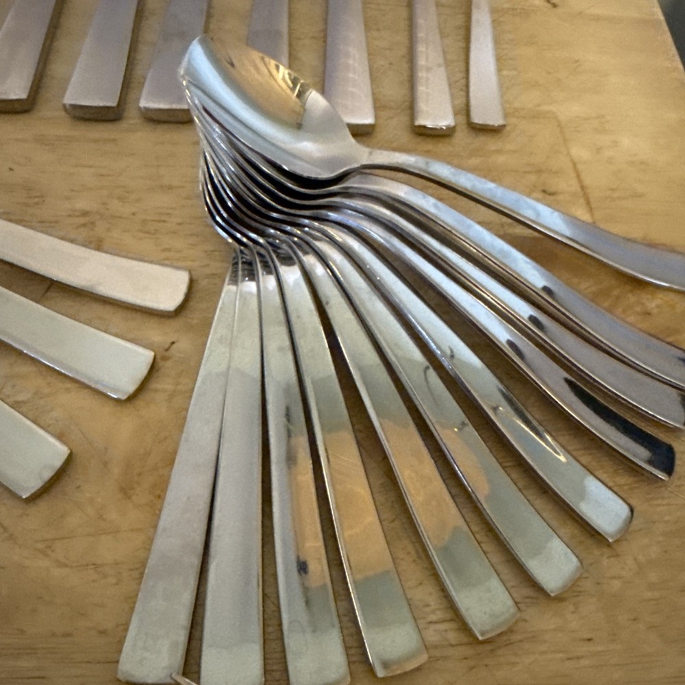 58 PC. GOURMET SETTINGS CAMI PATTERN GLOSSY STAINLESS FLATWARE SET.