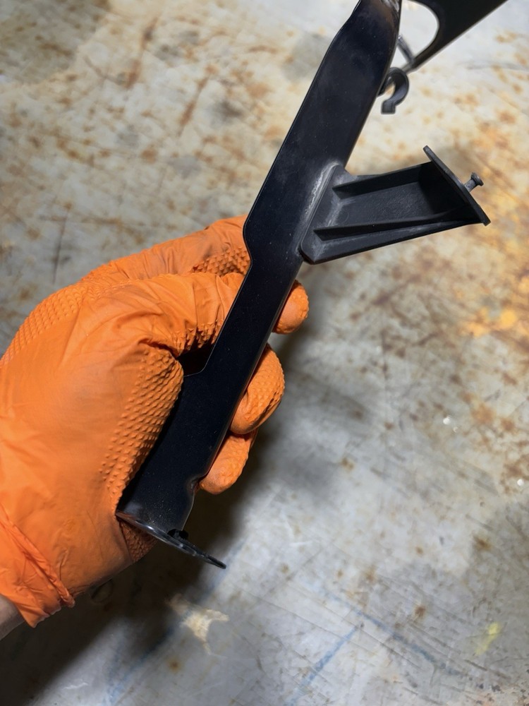 2010 AUDI A4 LEFT FENDER SUPPORT BRACKET 8K0821135C