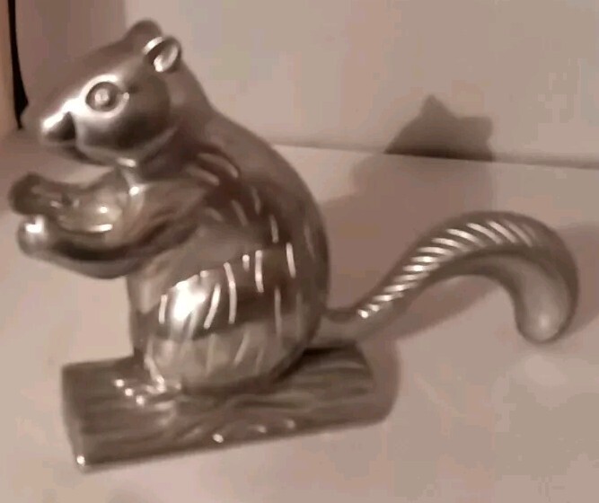 SQUIRREL NUTCRACKER - Lightweight Aluminum