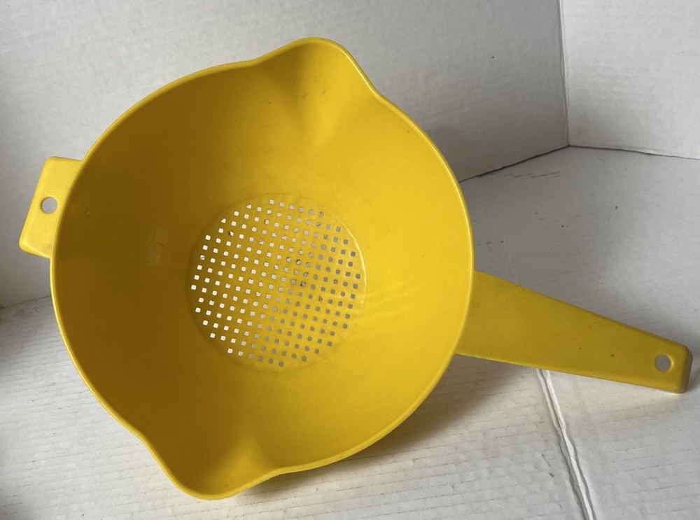 Vintage TUPPERWARE 2 Quart Yellow Colander Strainer Handle #1523 MCM Kitchenware