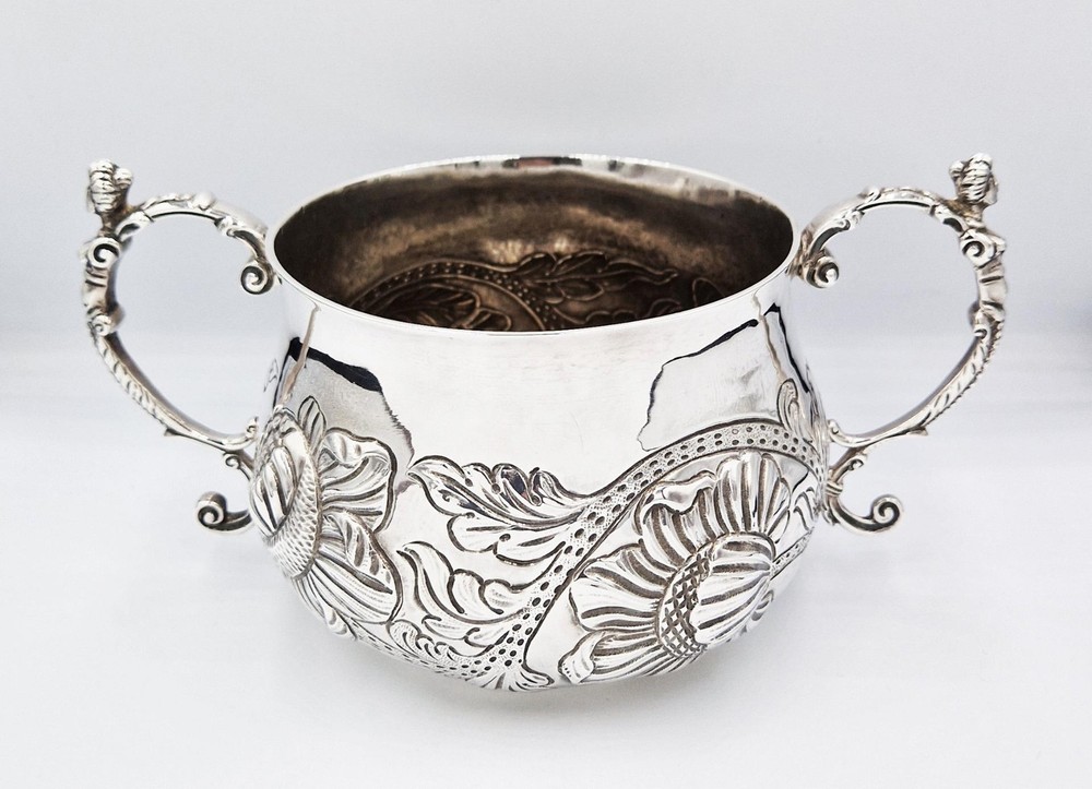 ANTIQUE SOLID SILVER MAIDEN HANDLED PORRINGER - POSSIBLY 17TH / 18TH CENTURY