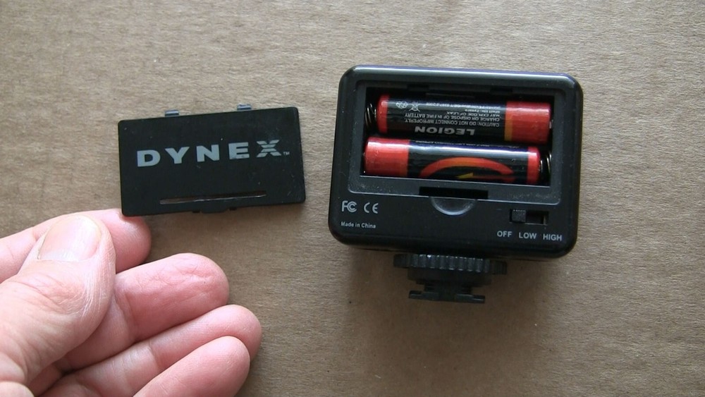 Dynex DX-VIDLT LED Video Light and mounting bracket