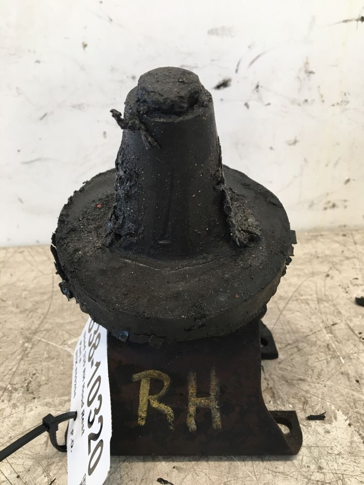 2004 Peterbilt 330 Hood Rest (638-10320)