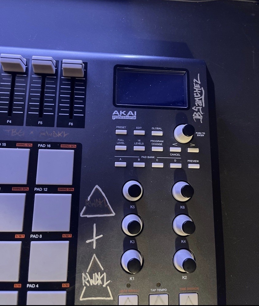 AKAI Professional MPD26 USB/MIDI Pad Controller