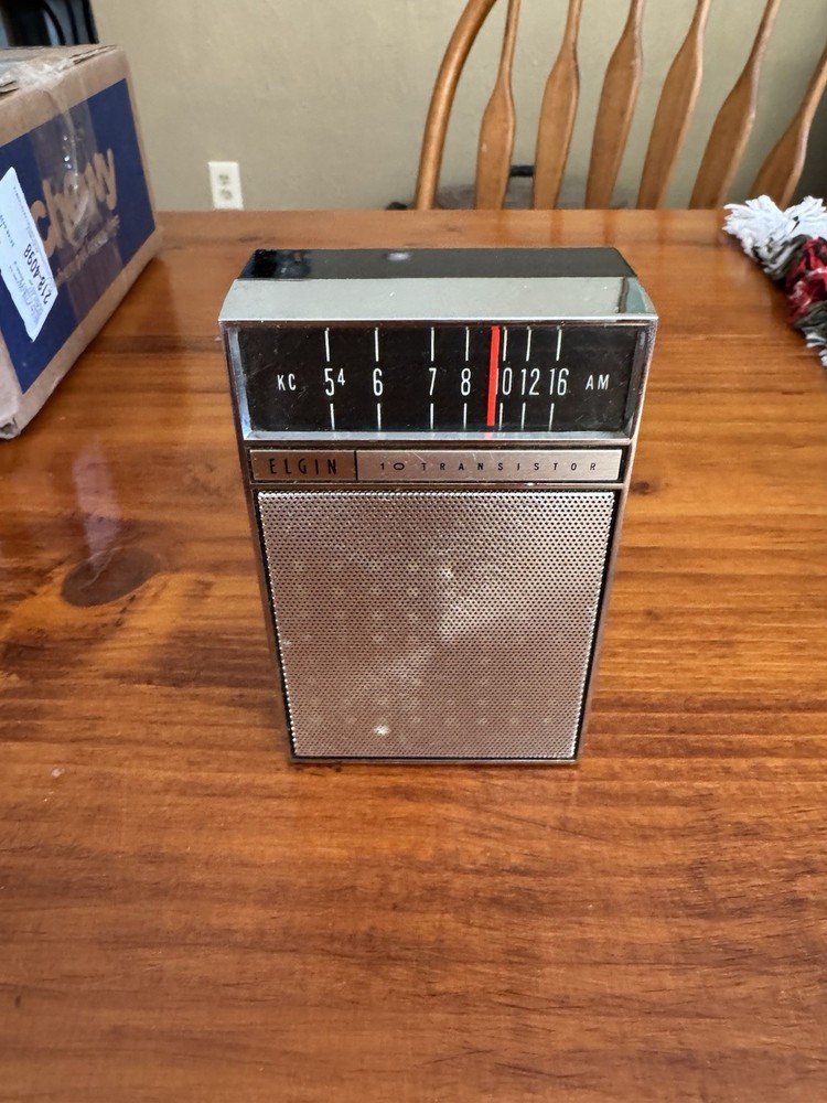 Elgin AM Transistor Radio With Case