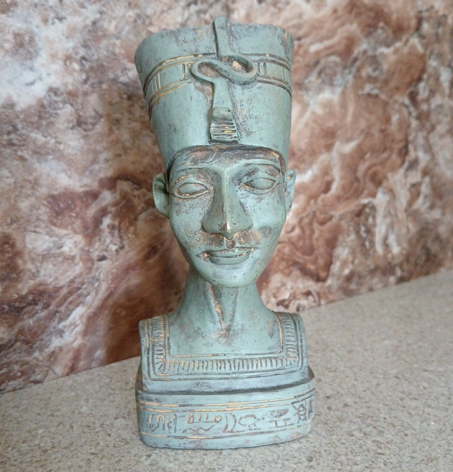 Queen Nefertiti Bust Figurine  5.5"H