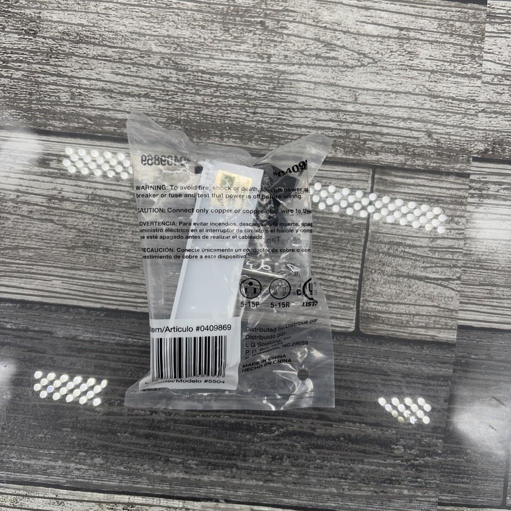 Project Source Adapter 15-Amp 3-wire Single To Triple White Basic {EE}