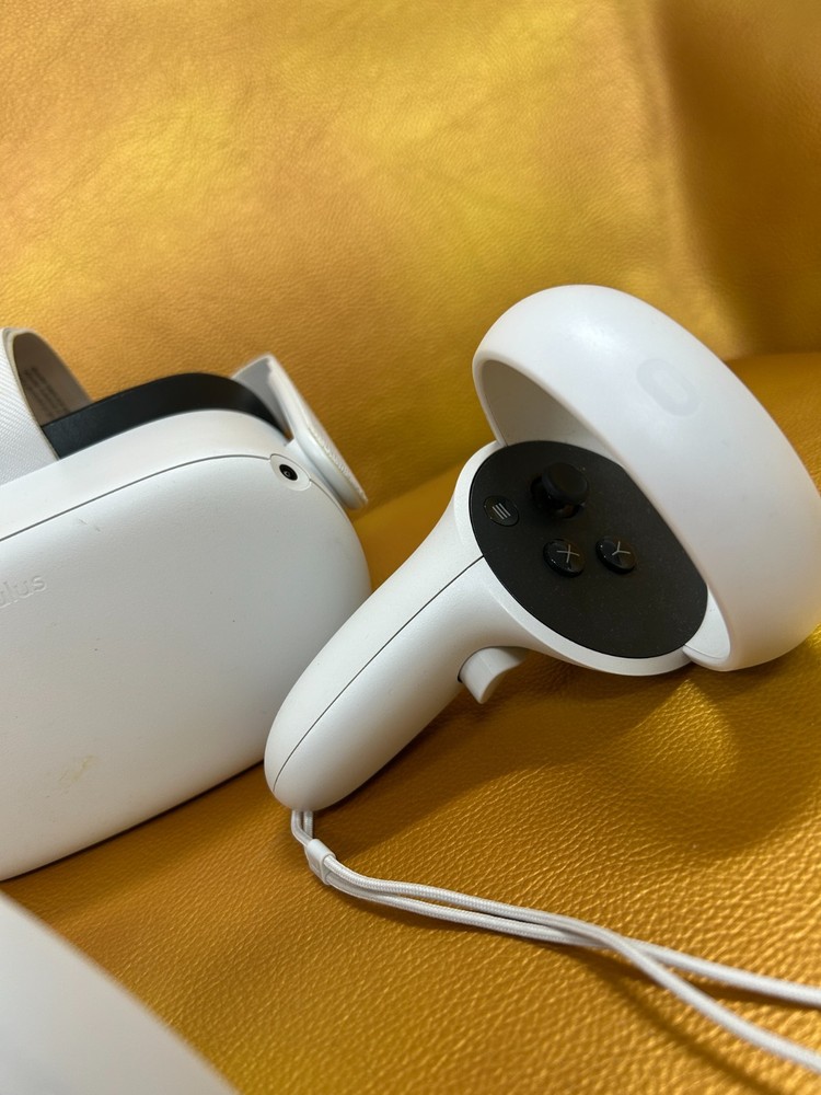 Great Condition Oculus Quest 2 With Controllers