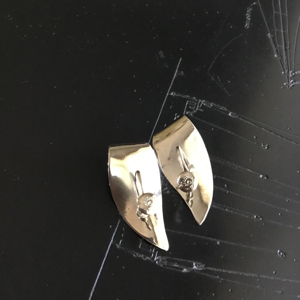 Signed Giovanni Silver Tone Leaf Looking Screw Back Earrings Textured Design EUC