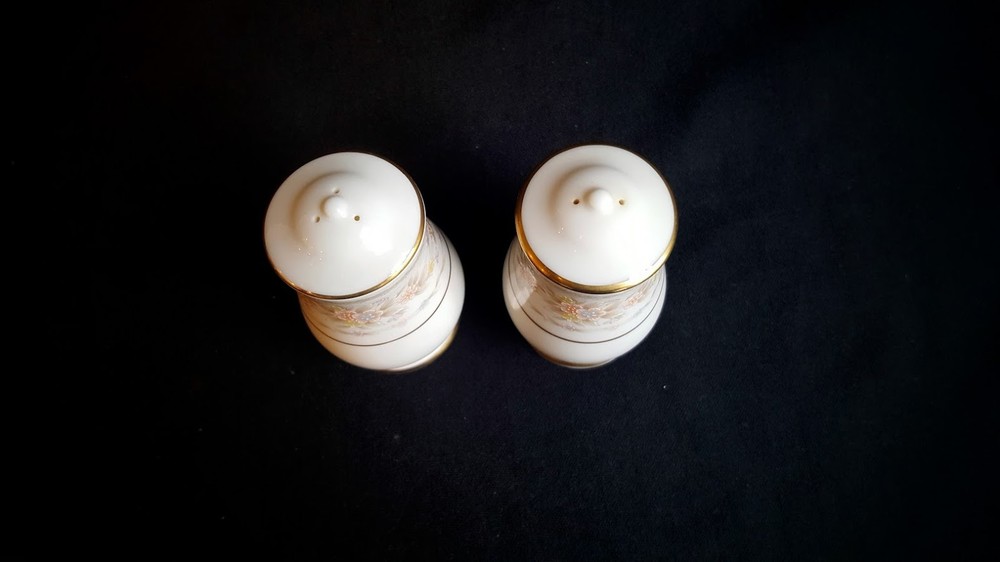 SALT & PEPPER SHAKER SET GORHAM CHINA BUTTERCUP PATTERN IVORY, OLDER MULTIFLORAL