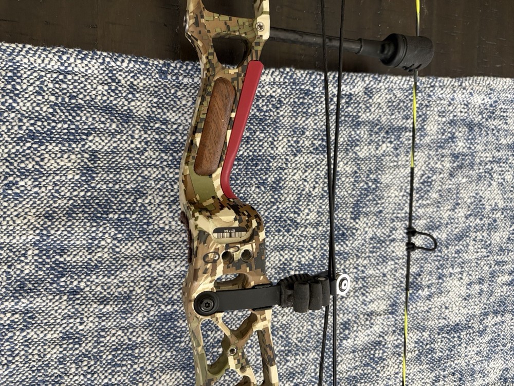 Bowtech Solution Rh 24.5-30” 70 Lbs New String Excellent Condition