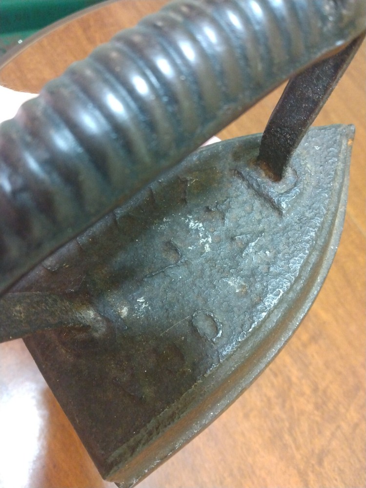 VINTAGE CAST IRON CHATTANOOGA #7 SAD FLAT IRON 