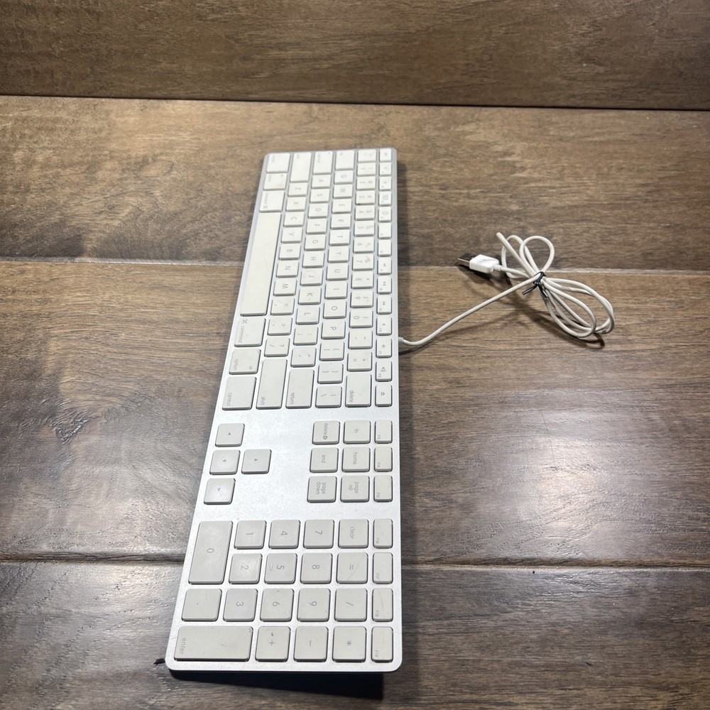 Apple A1243 Wired USB Slim Keyboard