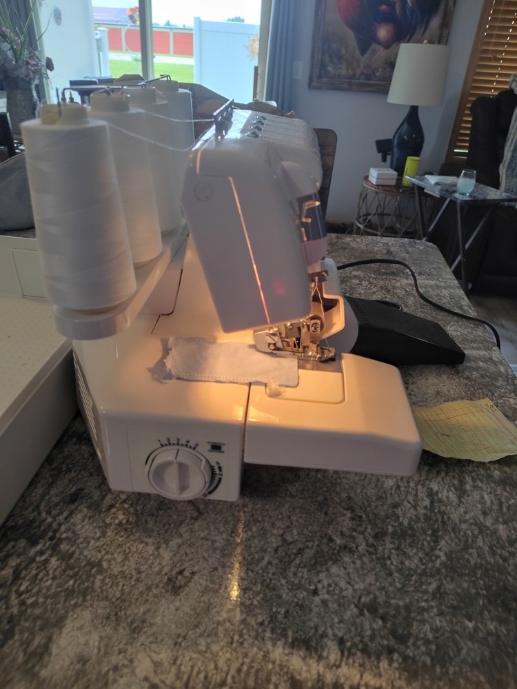 White Speedylock Serger Machine 1634/ Includes Carrying Case