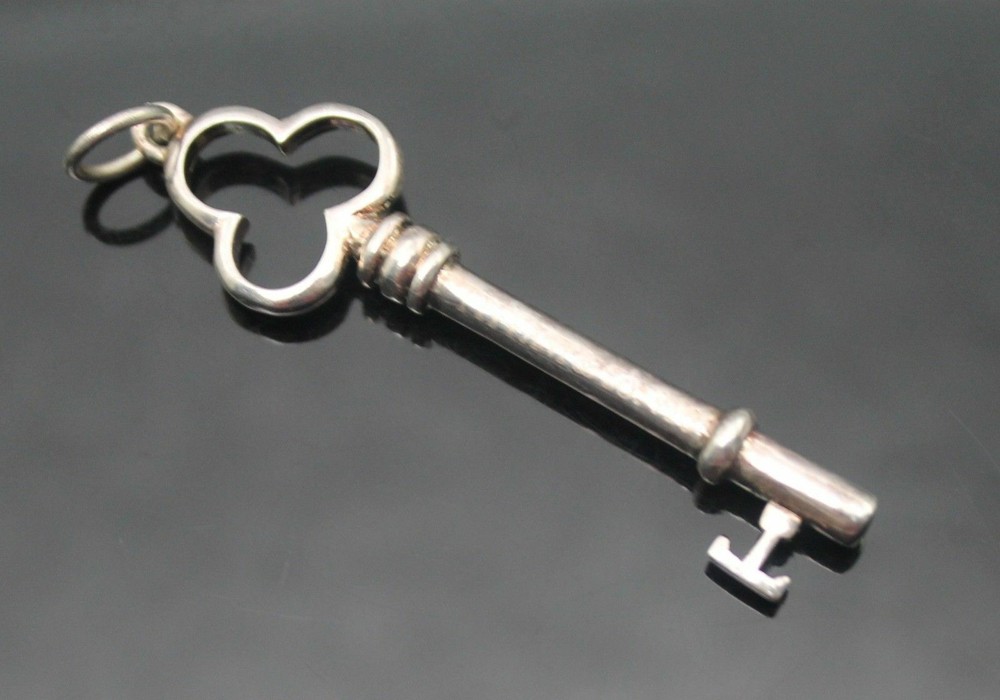 SUPERB DESIGNER INSPIRED LARGE KEY FROM MY HEART SOLID STERLING SILVER PENDANT