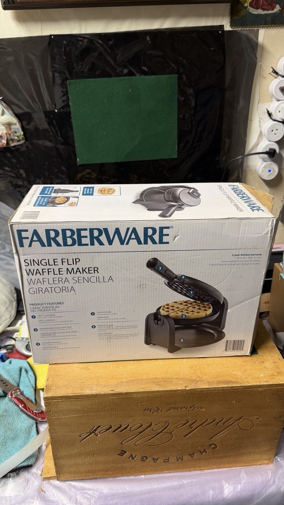 Farberware WM4100R Red Single Flip Belgian Waffle Maker Non-Stick