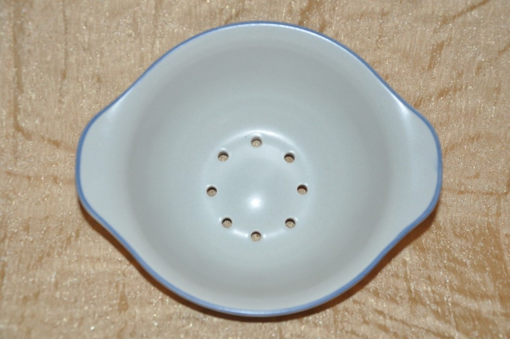 Pfaltzgraff Yorktown STONEWARE COLANDER SIFTER
