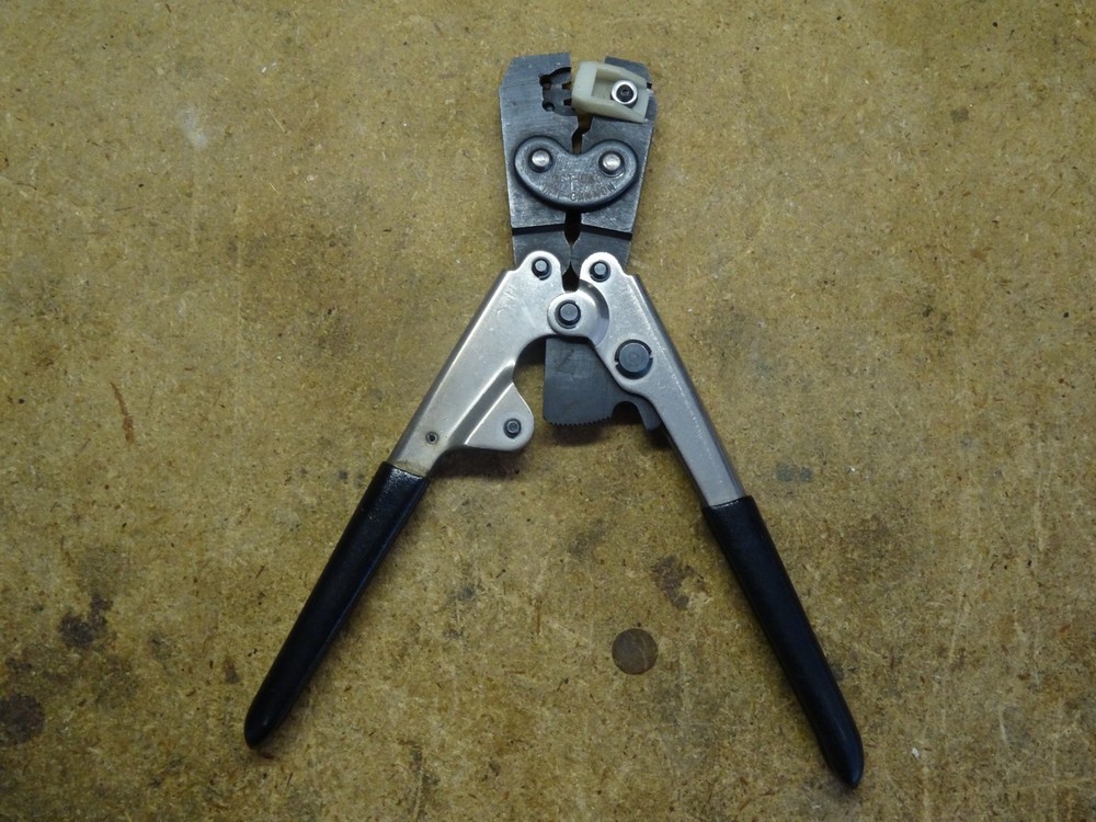 ITT Cannon CCT-UBC  Hand Crimper Crimping Tool