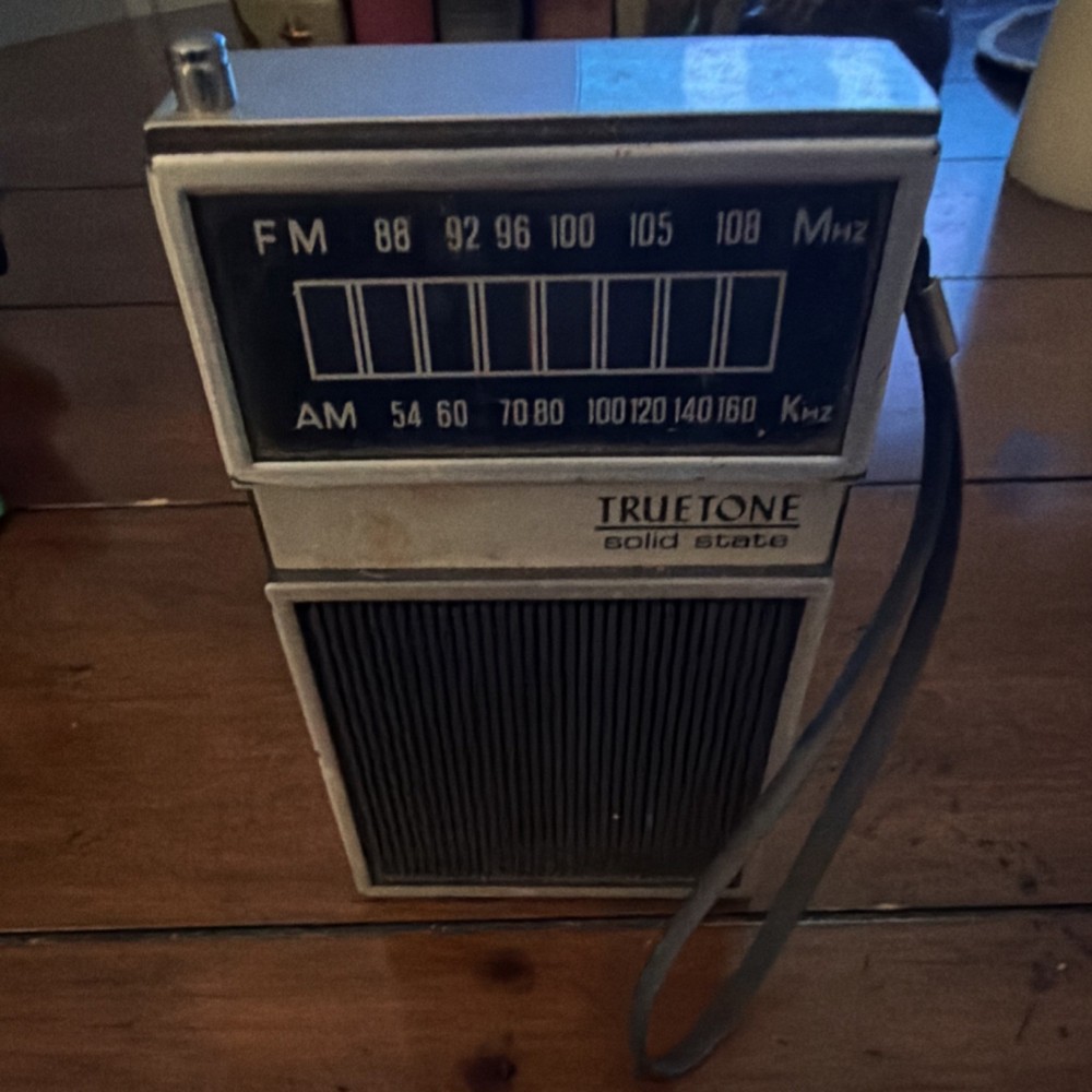 Truetone Solid State AM/FM Portable Transistor Radio Receiver