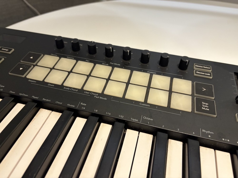 Keyboard Novation Launchkey 49 with Pad Triggers