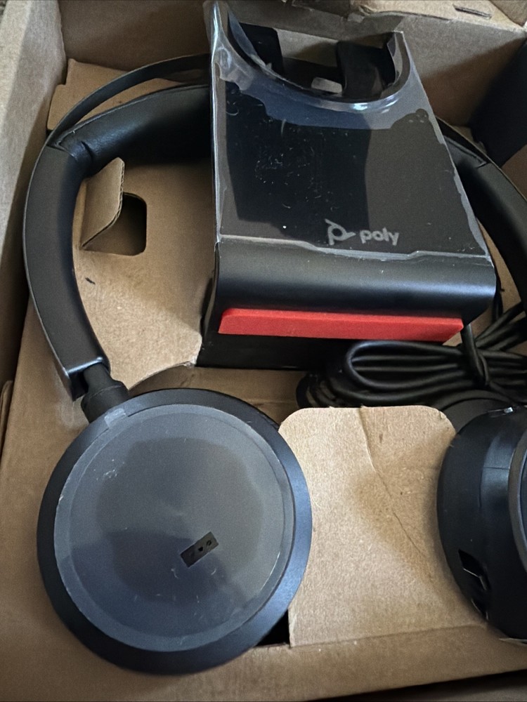 Poly Voyager Focus 2 USB / Bluetooth Microsoft Teams Headset w/ Charging Stand