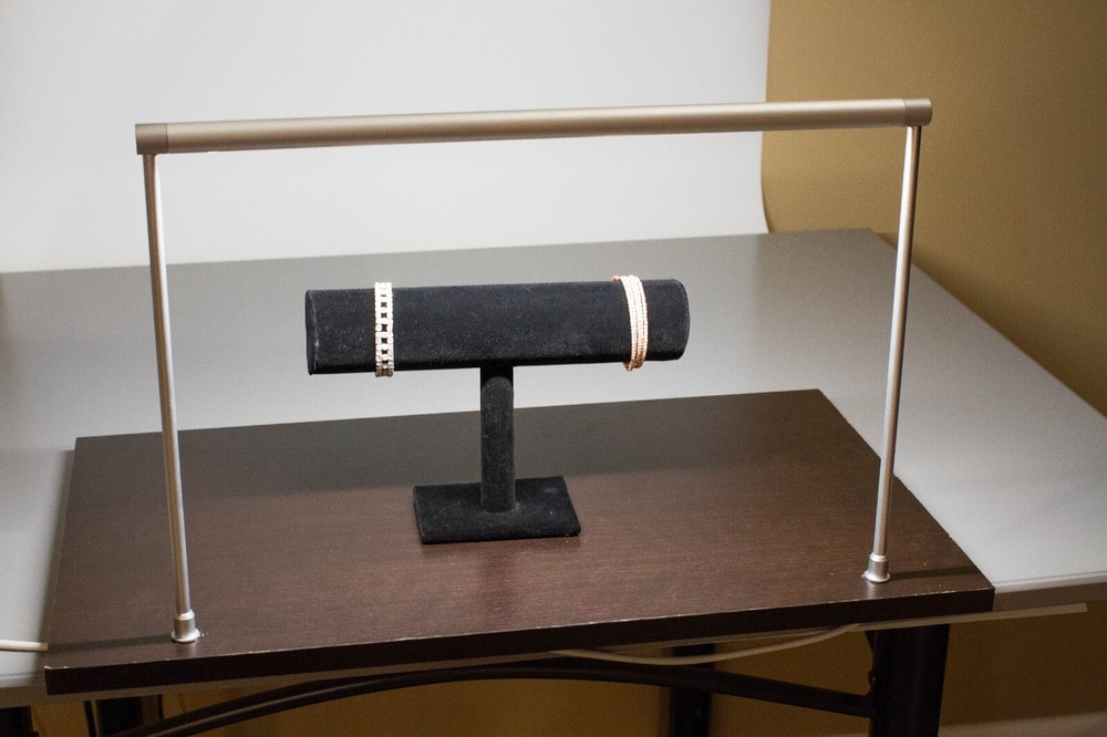 Horizontal showcase LED light 17" Standing pole light for display minor scratch