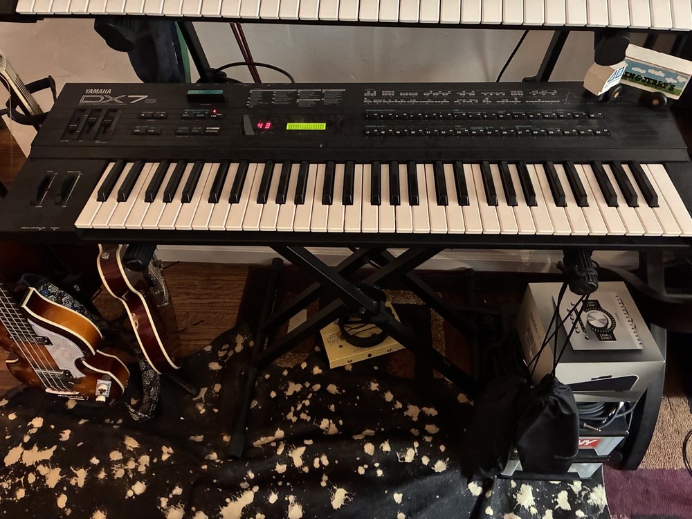 YAMAHA DX7s synthesizer  keyboard