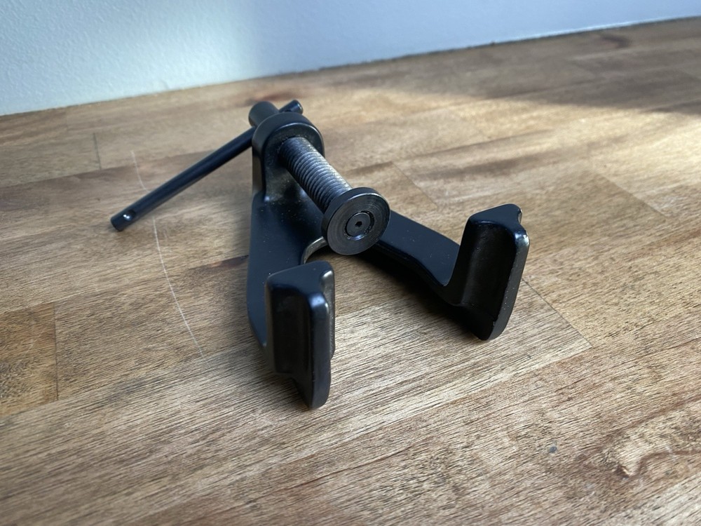 REDDING DOUBLE "C" CLAMP FOR POWDER MEASURES - RELOADING