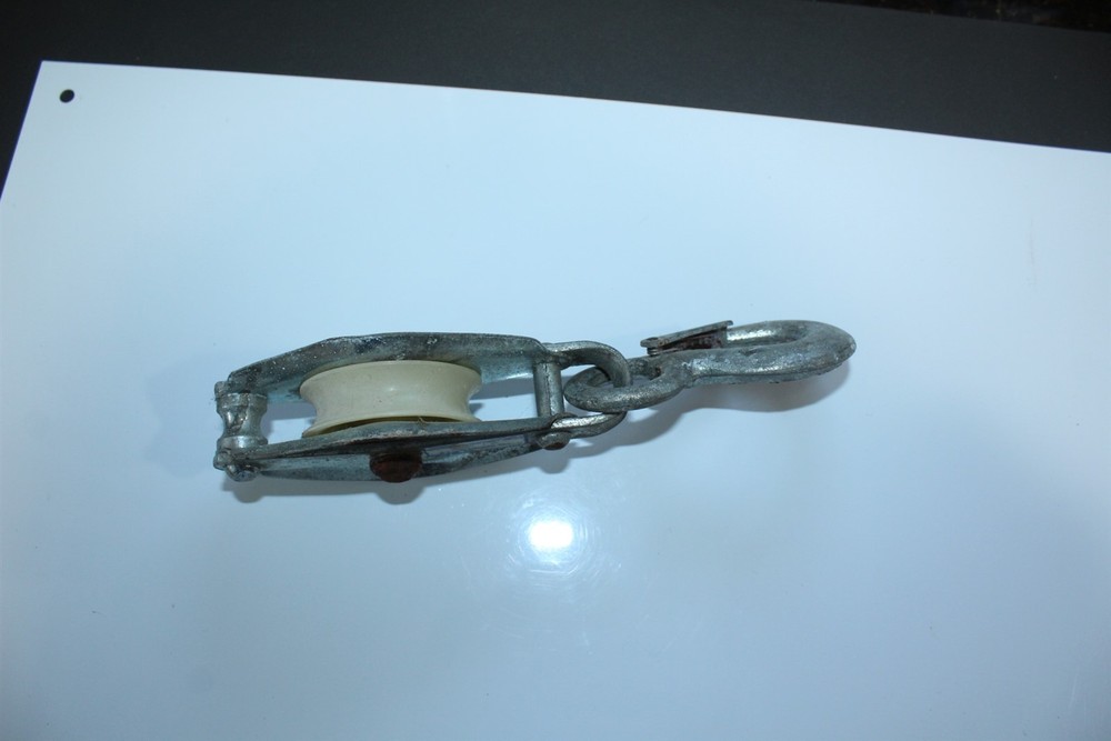 Hook Pulley 500 LB Working Load Limit 5/8" Wide Pulley