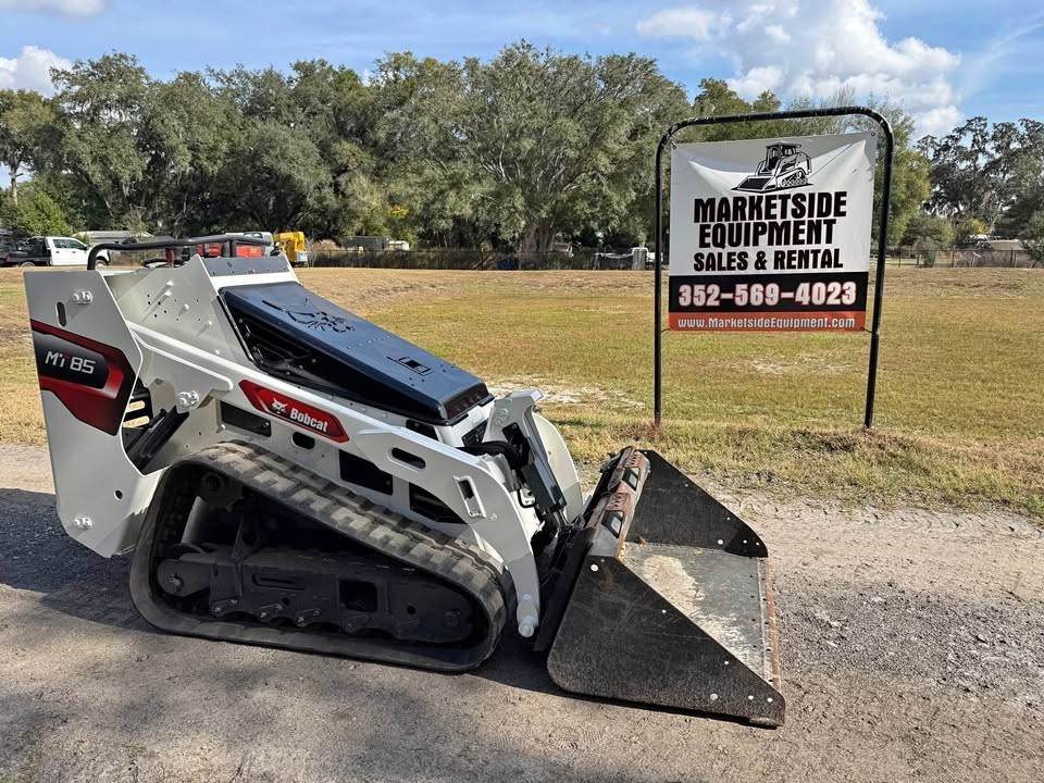 BOBCAT MT85 MINI STAND ON SKID STEER - 800 HOURS !
