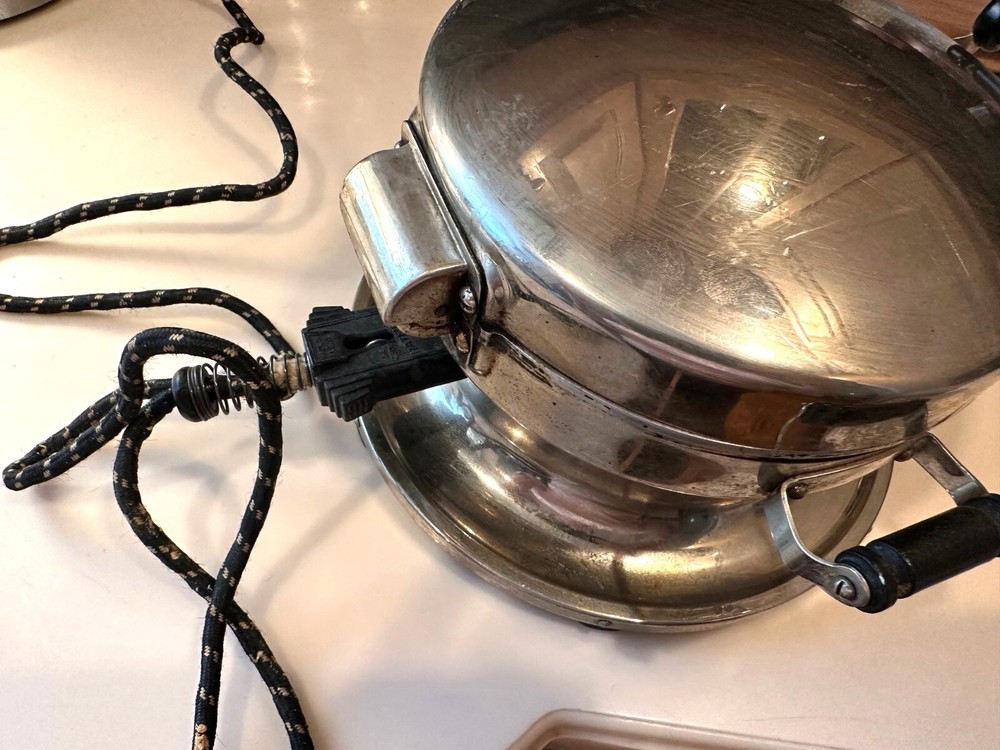 Vintage Landers Frary & Clark No. E79334 Waffle Maker
