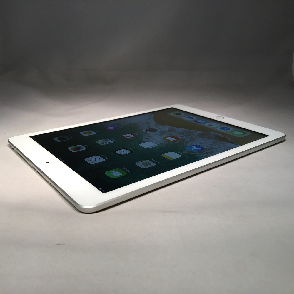Apple iPad 6th Generation 32GB Silver WiFi Good Condition